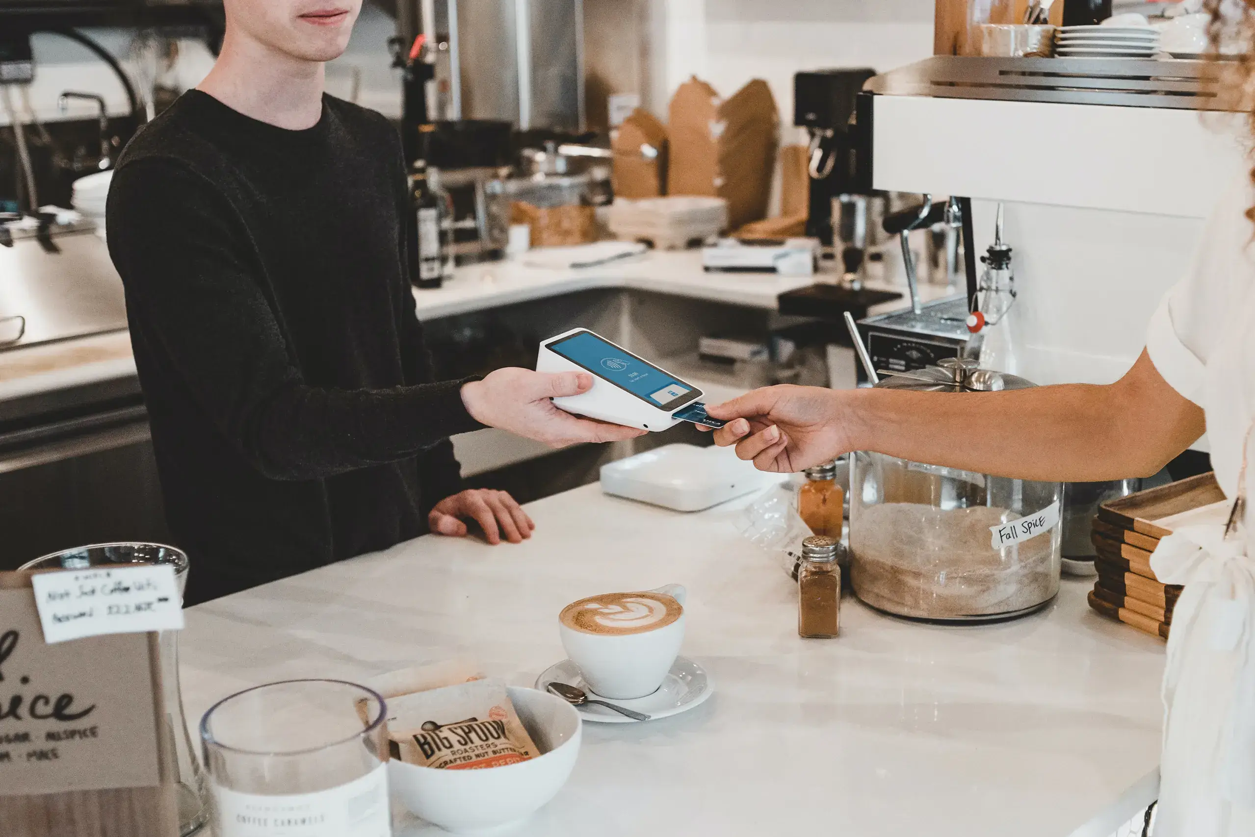 Professionnel du service à la clientèle en interaction avec un client
